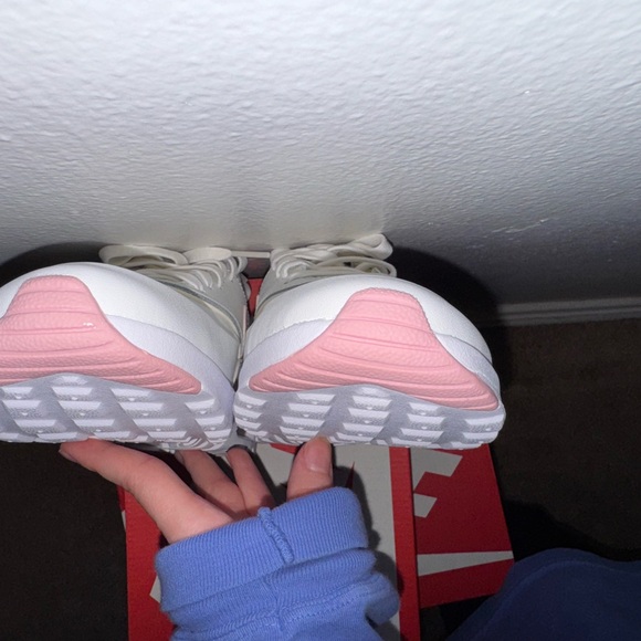 NEW Nike White and Pink Sneakers with Air Cushioning and Textured Sole - Picture 9 of 12